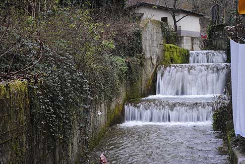 Tagliacozzo - Dalla piazza di diramano poi dei viottoli in salita che portano “in su la terra”, il vero cuore del paese e alle “Cascatelle” alle pendici del Monte Civita width=